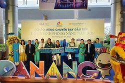 Các địa phương đón những vị khách đầu tiên của năm 2023
