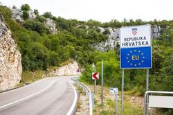 Lần đầu tiên một quốc gia châu Âu tham gia cả Eurozone và Schengen trong cùng một ngày