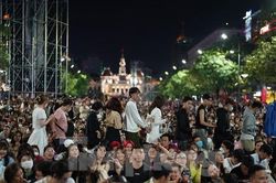 Biển người đón năm 2023 trên phố đi bộ Nguyễn Huệ