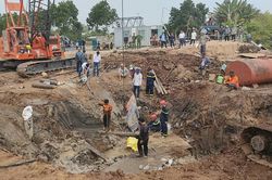 Dự tính nhổ cột cứu bé trai 10 tuổi rơi xuống ống trụ bê tông sâu 35m