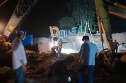 Nỗ lực cứu bé trai 10 tuổi bị lọt vào trụ bê-tông sâu 35m