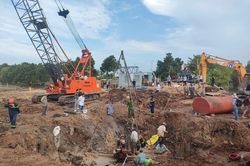 Bé trai lọt trong trụ bê tông sâu 35m: Chạy đua với thời gian cứu hộ nạn nhân