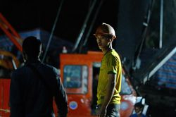 Tạm ngừng cứu hộ bé trai bị lọt vào ống cọc bê tông