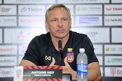 HLV Antoine Hey: 'Tôi muốn có thủ môn như của tuyển Việt Nam'