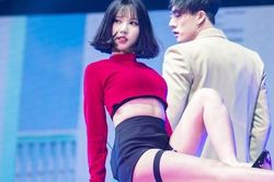 Fan phẫn nộ vì 'bàn tay khiếm nhã' đụng chạm nữ ca sĩ trên sân khấu
