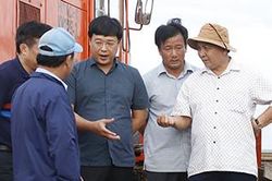 Hơn 350 người đang giải cứu bé trai rơi xuống ống trụ bê tông sâu 35m