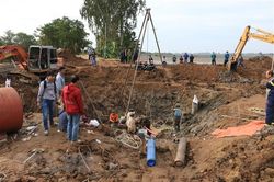 Tiên lượng về sức khỏe bé trai rơi xuống trụ bêtông sâu 35m