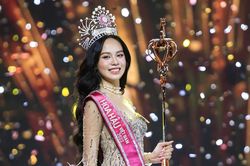11 Hoa hậu đăng quang trong một năm: Người chạy show ầm ầm, người lặng thầm không ai nhớ tên
