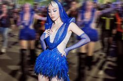 Giao lưu với khán giả trong lúc di chuyển, Tóc Tiên khiến fan 'đã con mắt' với màn catwalk thần sầu