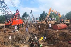 Lực lượng cứu nạn thực hiện công việc với tinh thần quyết tâm cứu cháu bé