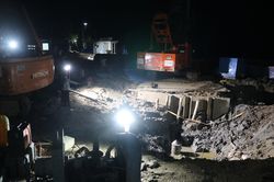 Bé trai 10 tuổi lọt xuống trụ bê tông ở Đồng Tháp: Cố gắng rút cọc trong đêm nay