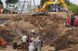 Những phương án đã được triển khai để cứu hộ bé trai 10 tuổi rơi xuống trụ bê tông sâu 35m