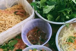 Hàng nộm 'đầy tràn topping' cổng chợ Văn Chương