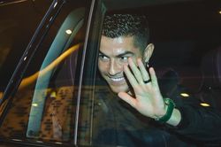Ronaldo đeo đồng hồ trị giá trăm nghìn USD khi đến Saudi Arabia