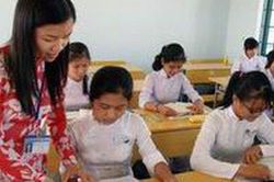 Giáo viên hợp đồng có được trả lương dạy thêm giờ?