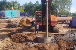 Bắt đầu lấy đất ra khỏi lồng bao để giải cứu bé 10 tuổi bị mắc kẹt tại Đồng Tháp