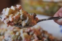 Ukraine: Thị trưởng Dnepr kêu gọi bỏ salad Nga khỏi bàn tiệc năm mới