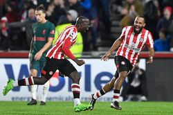 Liverpool thua sốc Brentford, MU hưởng lợi