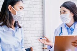 Khám tiền sinh sản, tôi đau đớn bật khóc trong vòng tay mẹ chồng tương lai