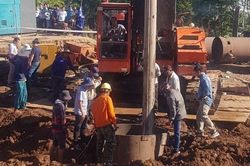 Tiếp tục thông tin vụ giải cứu cháu bé bị lọt xuống lỗ rỗng trụ bê tông