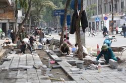 Nhiều phố, vỉa hè bị đào bới ngổn ngang, Chủ tịch UBND Hà Nội ra chỉ đạo khẩn