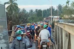 Va chạm trên cầu, tài xế xe tải và một em bé rơi xuống sông bị nước cuốn trôi