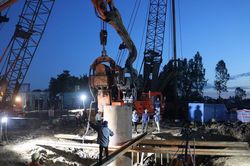 Bé trai 10 tuổi lọt xuống trụ bê tông sâu 35m: Xuyên đêm lồng ống thép