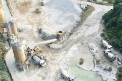 Trạm trộn bê tông 'trơ gan' với lệnh di dời