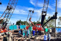 Vụ bé trai rơi xuống ống cọc bê tông sâu 35m: Đã khoan xuống độ sâu đáy cọc
