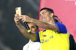 Ronaldo ra mắt hoành tráng màu áo mới Al Nassr