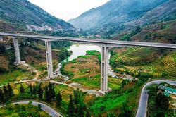 Cây cầu cạn có trụ cao 83m sừng sững giữa núi rừng Lào Cai