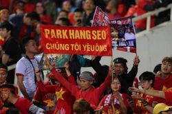 Đừng để ông Park buồn, hãy cổ vũ hết mình cho tuyển Việt Nam!