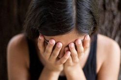 11 giờ đêm, thấy con trai co ro ngủ trước cửa phòng mà tôi ân hận