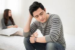 Để tạo áp lực cho vợ, chồng mang gối qua phòng khách ngủ