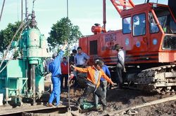 Sáng ngày 4/1, khẩn trương đẩy nhanh tiến độ nhổ cọc bê tông