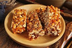 Trải nghiệm làm kẹo lạc ở làng cổ Đường Lâm