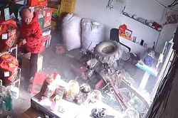 Máy kéo lao như tên bắn vào cửa hàng, người phụ nữ thoát chết trong gang tấc
