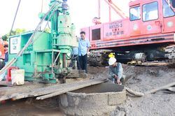 Chuyên gia Nhật Bản bàn phương án kéo ống cọc bê tông có bé trai lên
