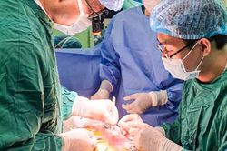 Bé gái vừa chào đời đã bị 'sùi bọt cua'