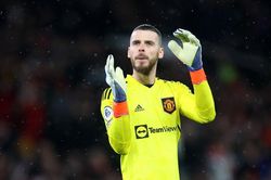 De Gea chấp nhận giảm lương để ở lại MU