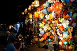 Làng nghề làm đèn lồng truyền thống Hội An tấp nập vào vụ Tết
