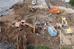 Vụ bé trai tử vong sau khi lọt trụ bê tông ở Đồng Tháp: Vì sao trong ống trụ có đất đá?