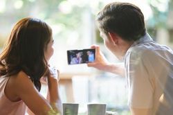 Gặp người đàn ông được mẹ kế giới thiệu, tôi mừng rỡ rối rít cảm ơn bà