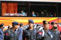 Cảnh sát Indonesia mở đường cho xe buýt tuyển Việt Nam