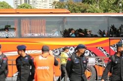 Vì sao xe chở ĐT Việt Nam gặp đám khói lạ khi đến 'chảo lửa' Bung Karno?
