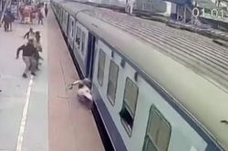 Nhân viên dũng cảm cứu hành khách kẹt dưới đoàn tàu đang chạy