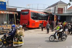Xe khách lao vào nhà dân bên đường sau khi đâm xe máy khiến 1 người tử vong