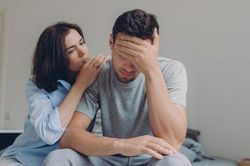 Lần đầu tiên nhận được 6 triệu tiền lương của chồng, vợ mừng bật khóc