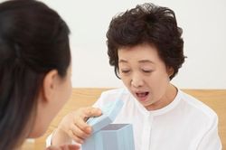 Món quà sinh nhật từ người lái xe ôm tiết lộ thân thế của tôi