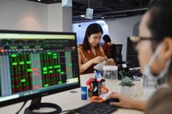 Chứng khoán đầu năm 2023: VN-Index bật tăng, thanh khoản cải thiện